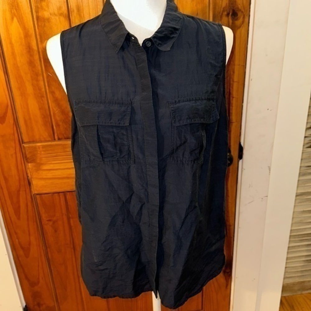 Women’s Banana Republic Factory midnight blue sleeveless button down shirt M